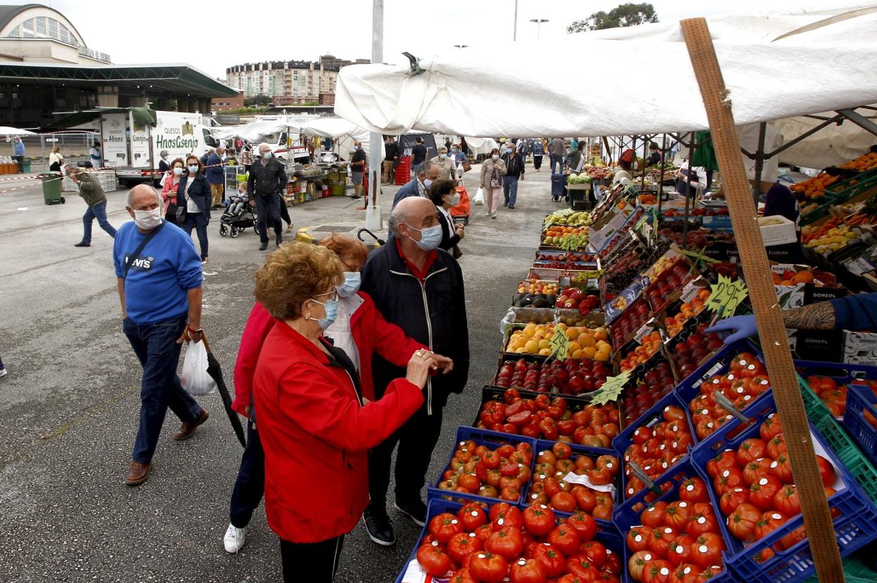 Puestos ambulantes en el mercadillo de los jueves del recinto exterior del Ferial de Ganados. 
