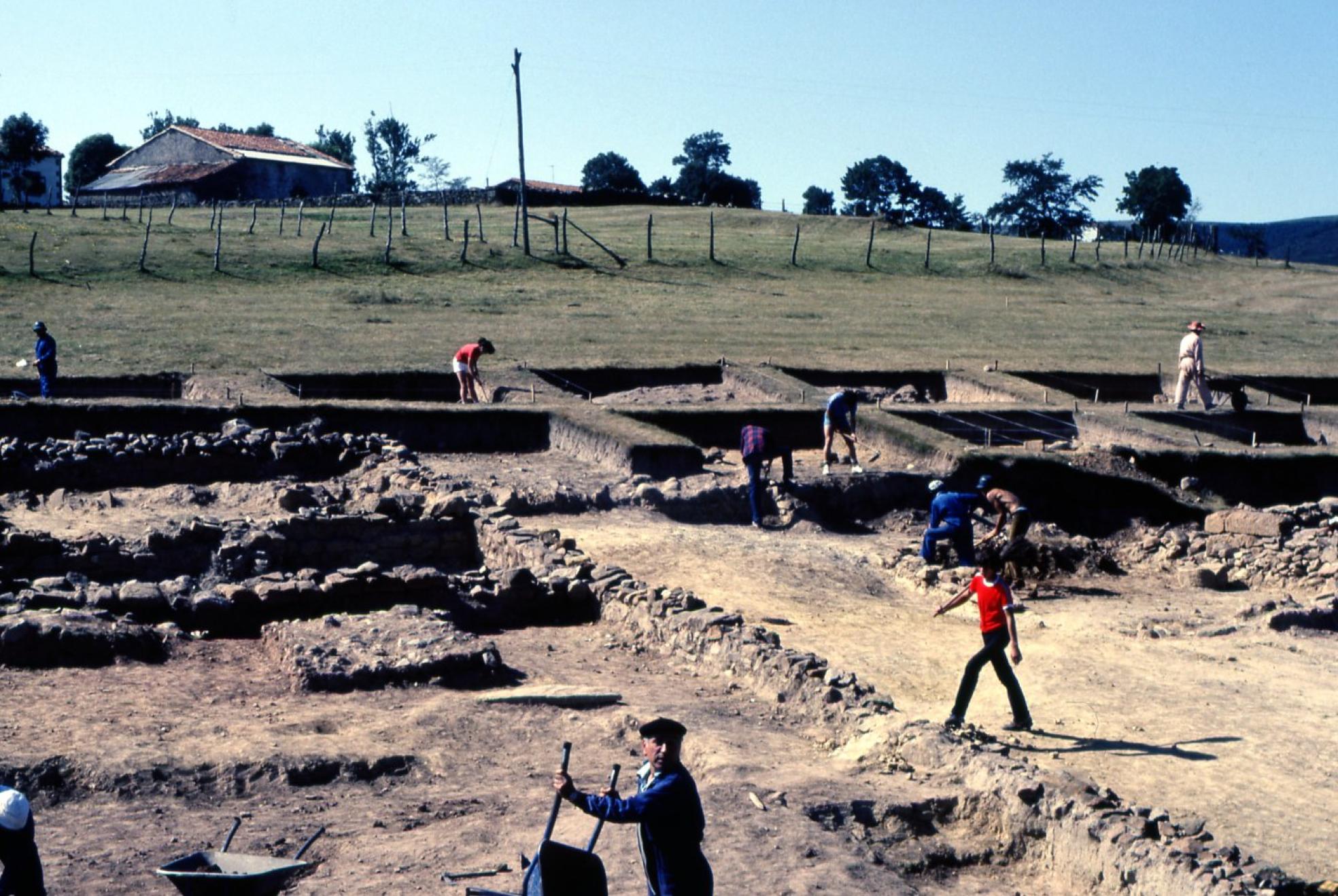 Excavaciones en los primeros años de la década de los ochenta del pasado siglo, cuando se intervino en el área de viviendas del siglo II después de Cristo. 