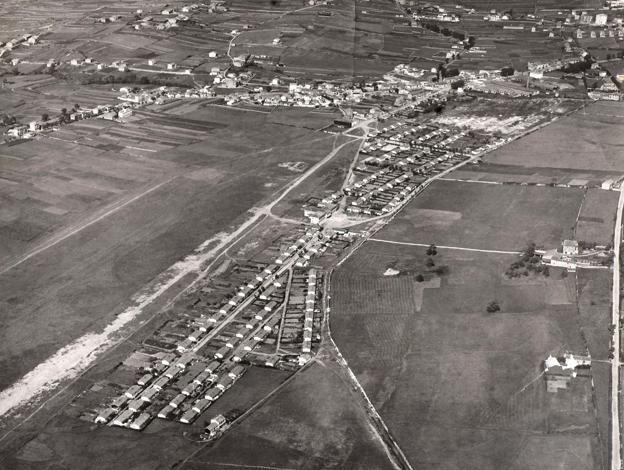 A la izquierda, en la zona pacida, la pista del aeródromo de La Albericia.