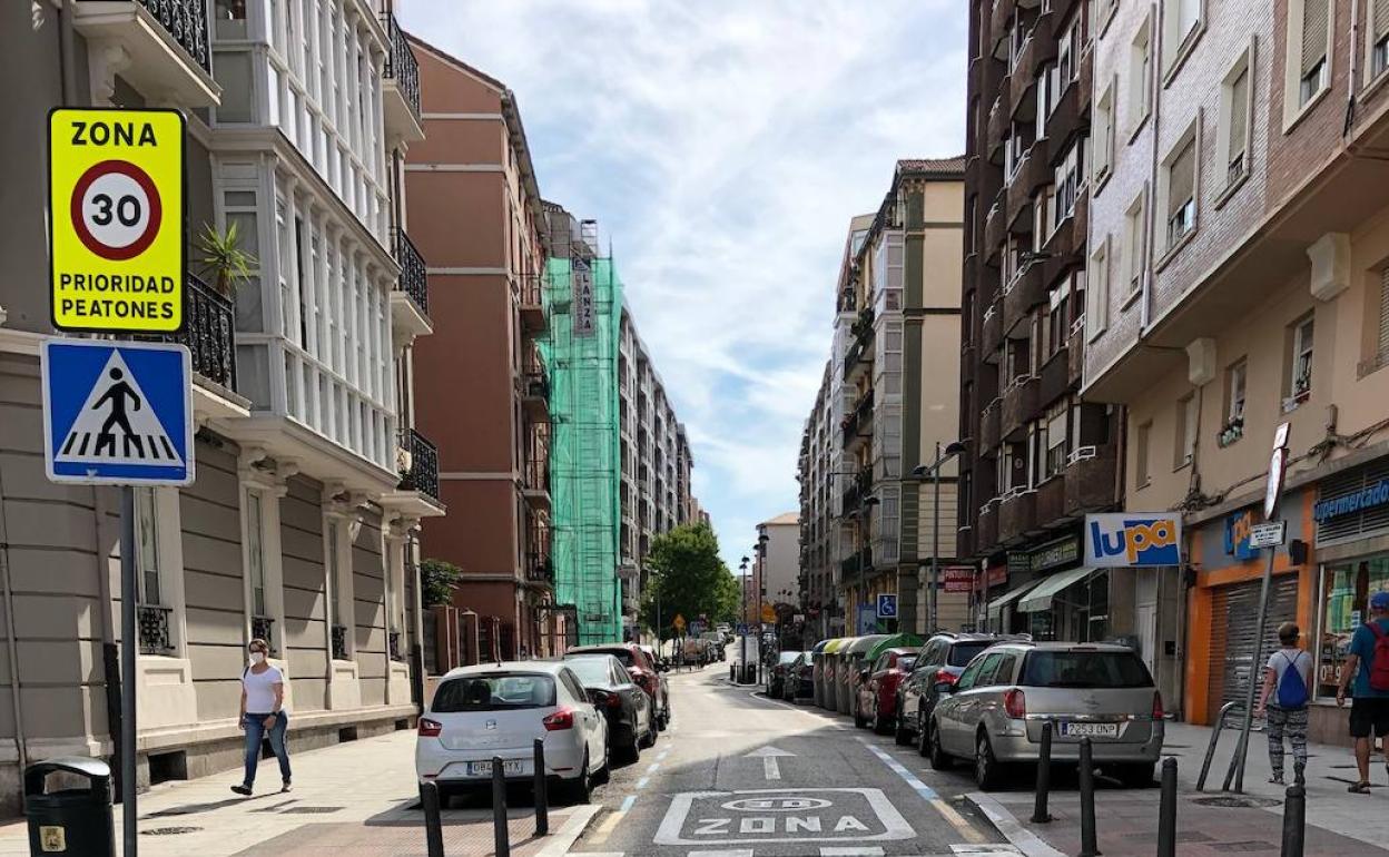 Calle Floranes con la nueva señalización para vehículos.
