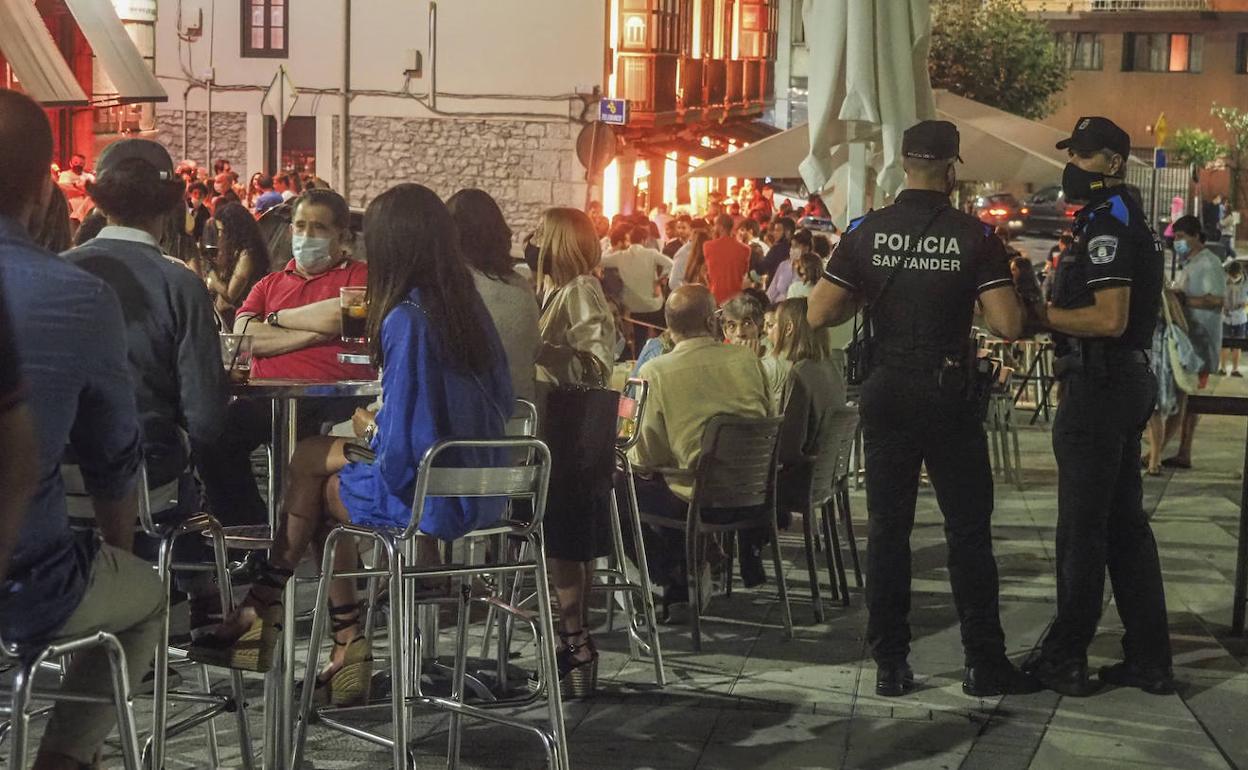 Los hosteleros cumplen el nuevo horario de cierre bajo un fuerte despliegue policial