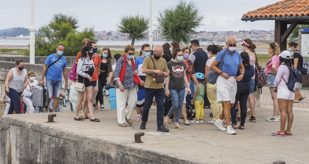 Santander y su zona de influencia (en la imagen el embarcadero de Somo, en Ribamotán al Mar), ha contado con una gran afluencia de visitantes durante el fin de semana. 