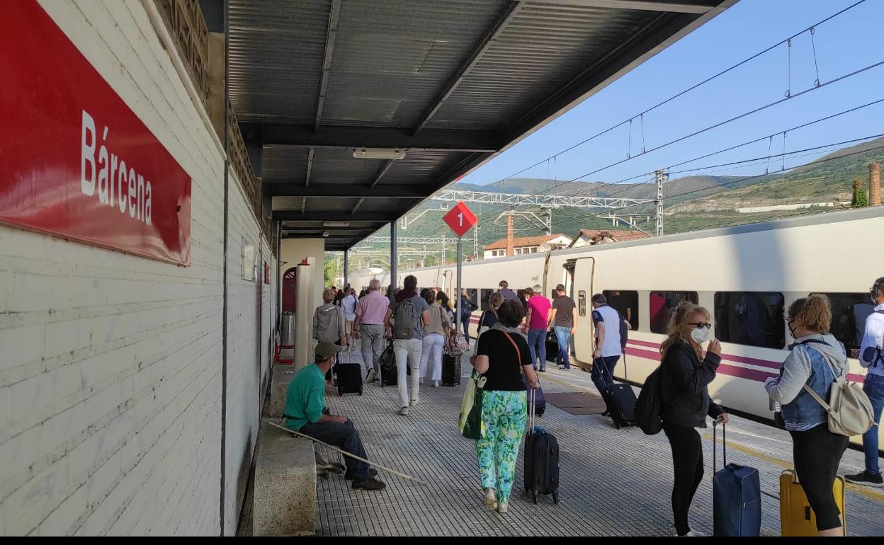 El Alvia Santander-Madrid deja tirados a 167 pasajeros por una nueva avería en la catenaria