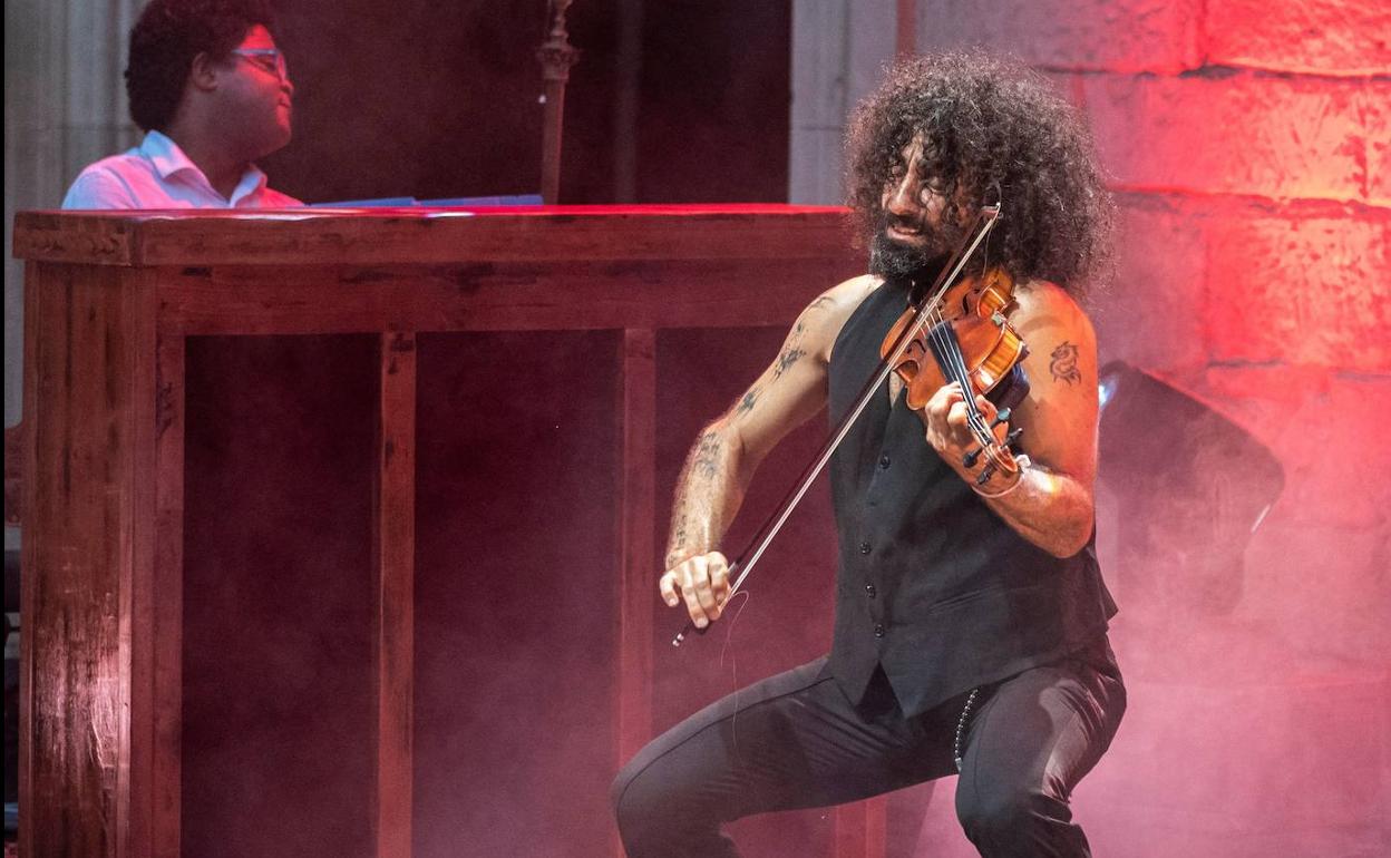 El violinista Ara Malikian ofrecerá el jueves una versión clásica de su último disco.