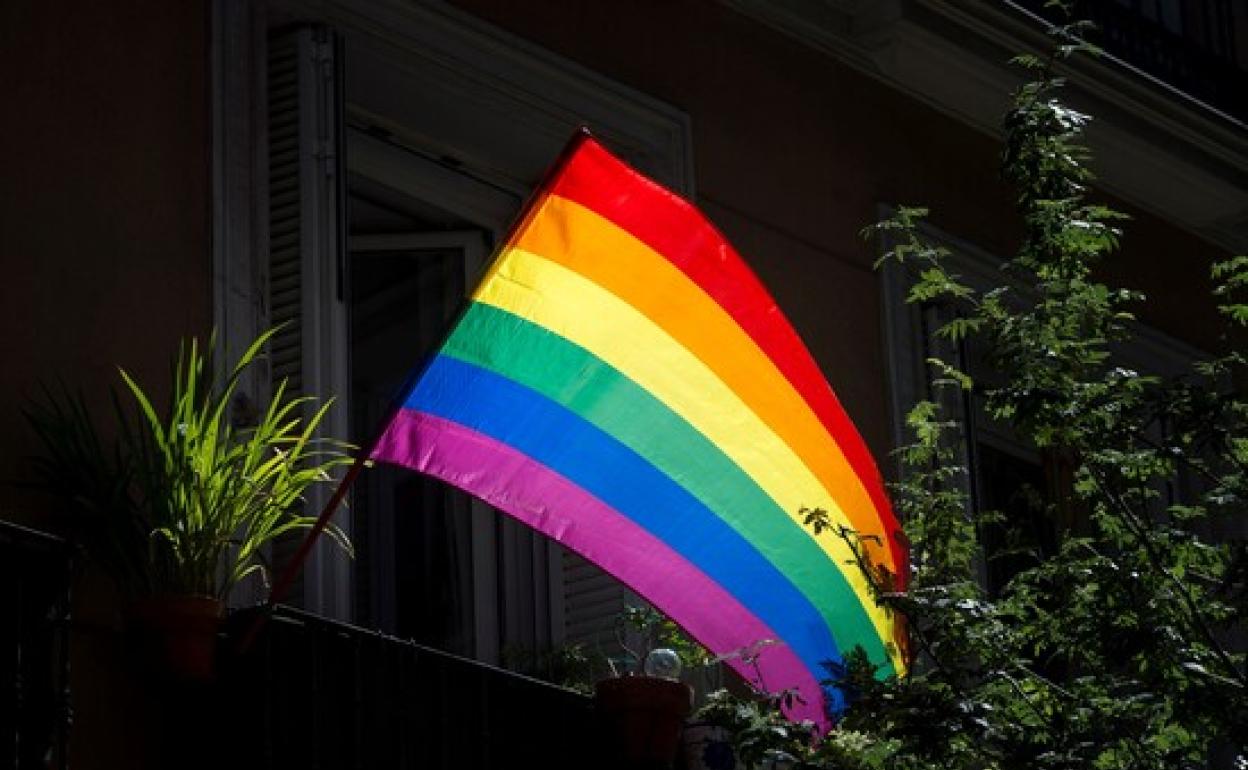 Bandera LGTB en un barrio de Chueca (Madrid) 