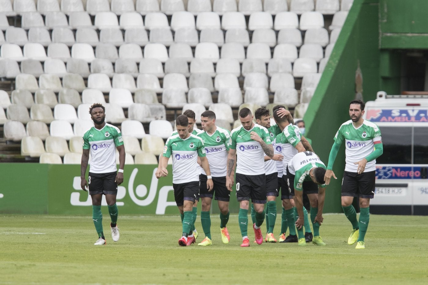 Los jugadores del Racing celebran el gol de Cejudo en el partido frente al Lugo. 