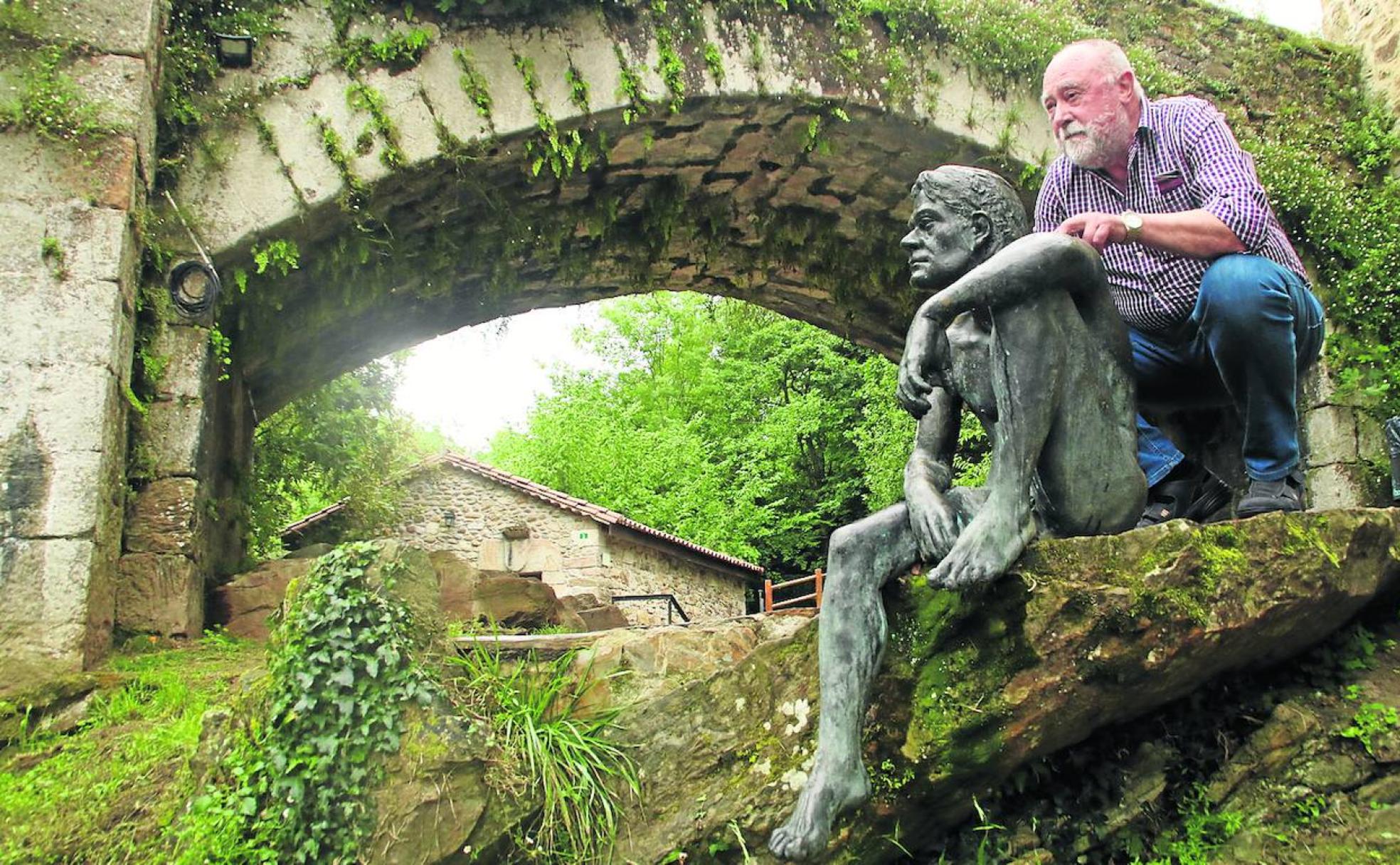 Juan Antonio Higuera, junto a la escultura del Hombre Pez creada por Javier Anievas e inaugurada en 2009. 