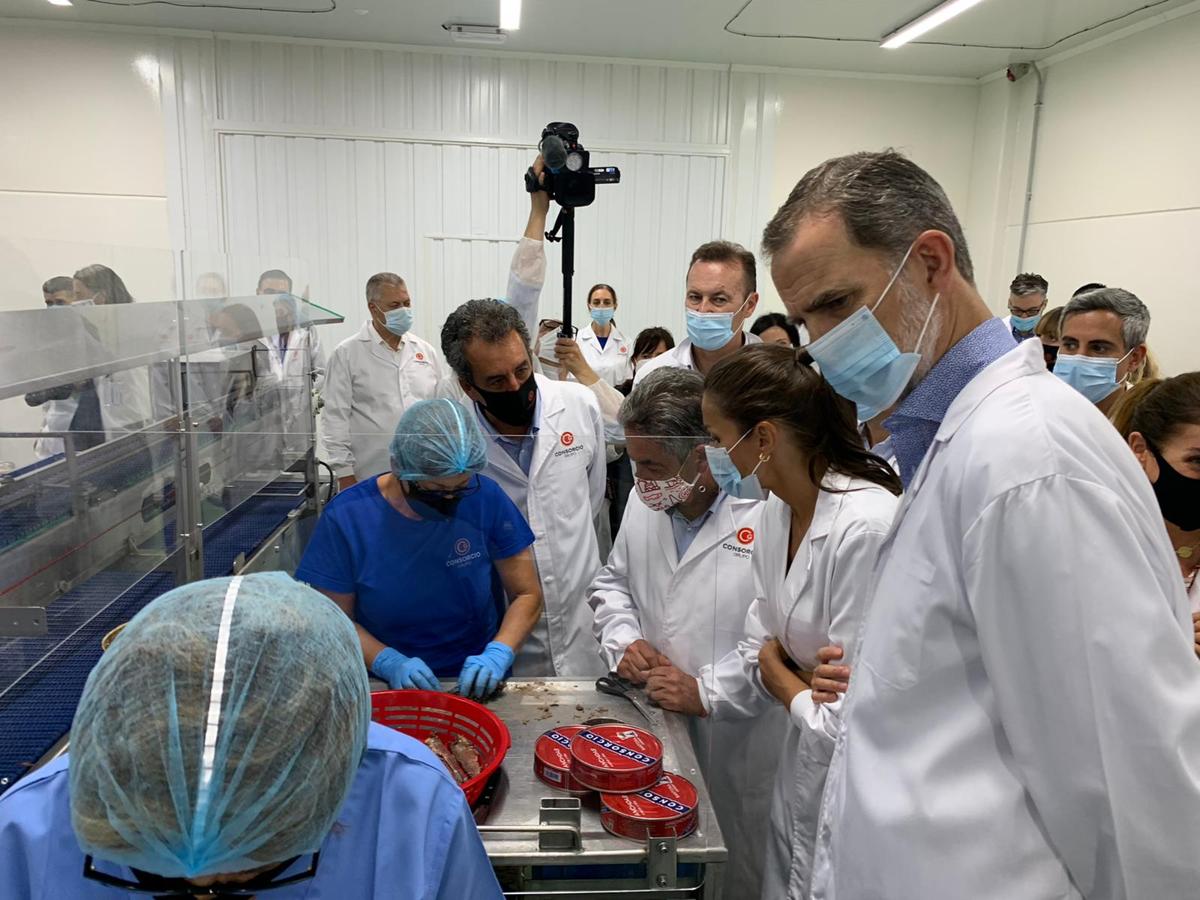 Fotos: Felipe y Letizia, entre rederas y anchoas en Santoña