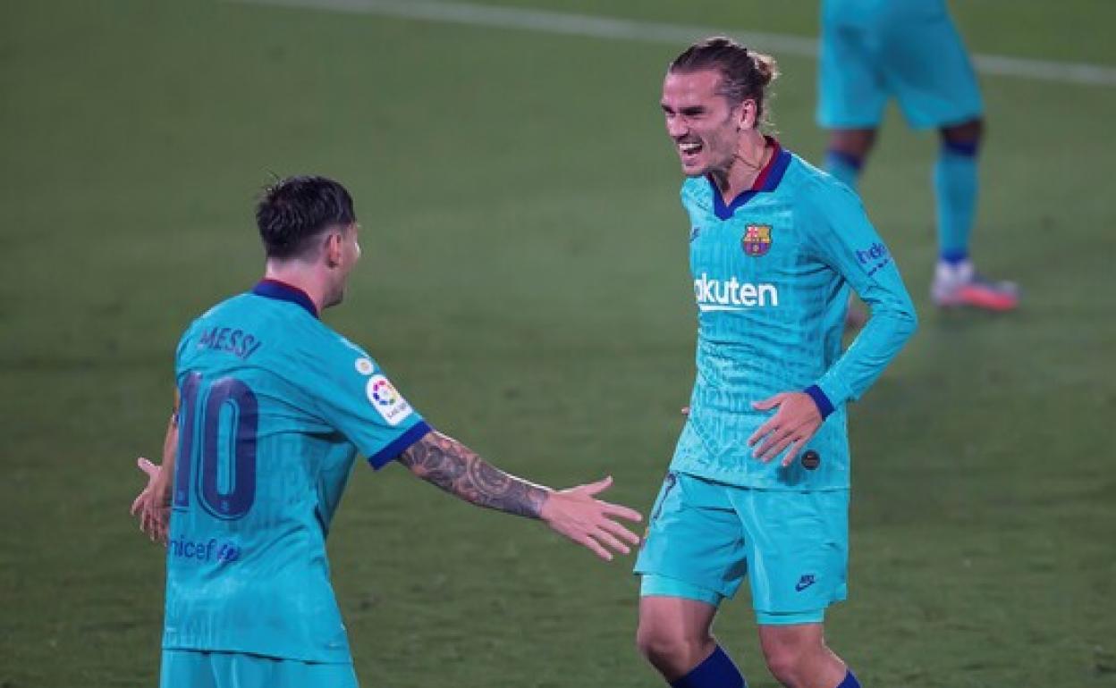 Antoine Griezmann celebra un gol con Leo Messi ante el Villarreal. 