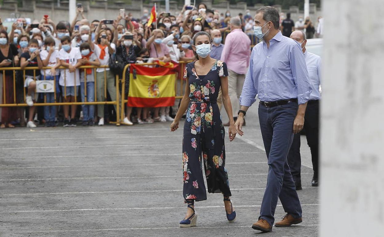 Con looks veraniegos e informales, así llegaban Felipe y Letizia a Torrelavega.