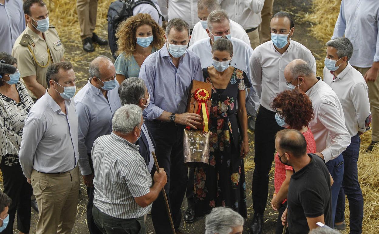 Los Reyes reciben un cencerro de la Federación de Razas Cárnicas de Cantabria.