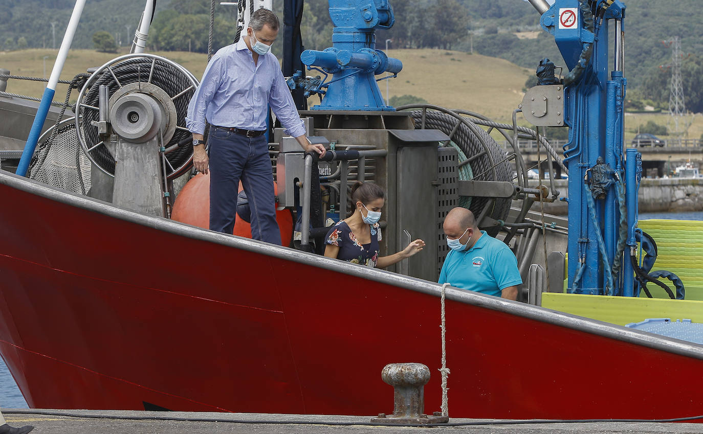 Fotos: Felipe y Letizia, entre rederas y anchoas en Santoña