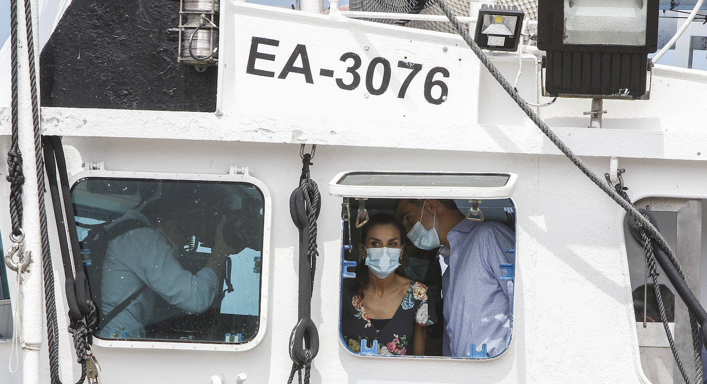 Fotos: Felipe y Letizia, entre rederas y anchoas en Santoña