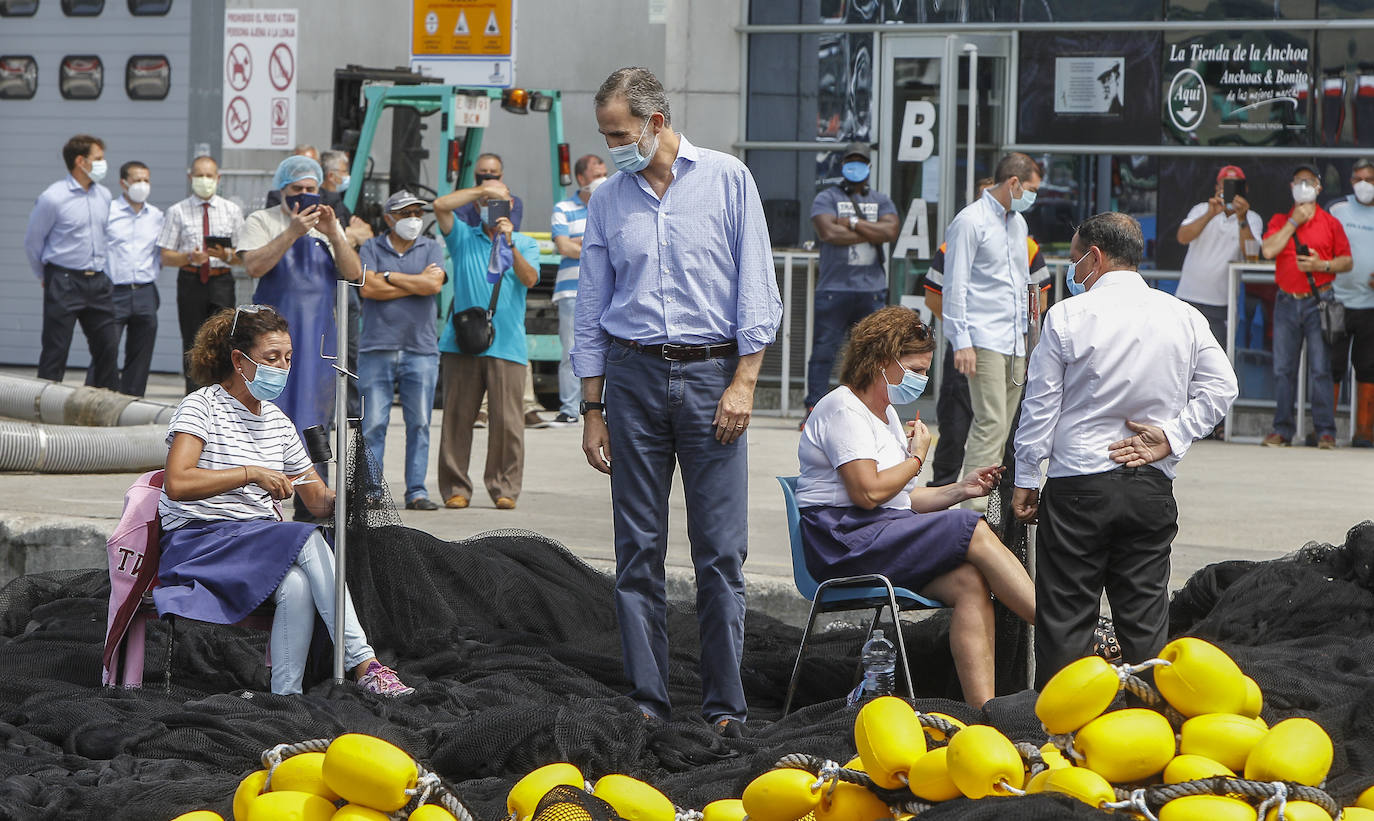 Fotos: Felipe y Letizia, entre rederas y anchoas en Santoña