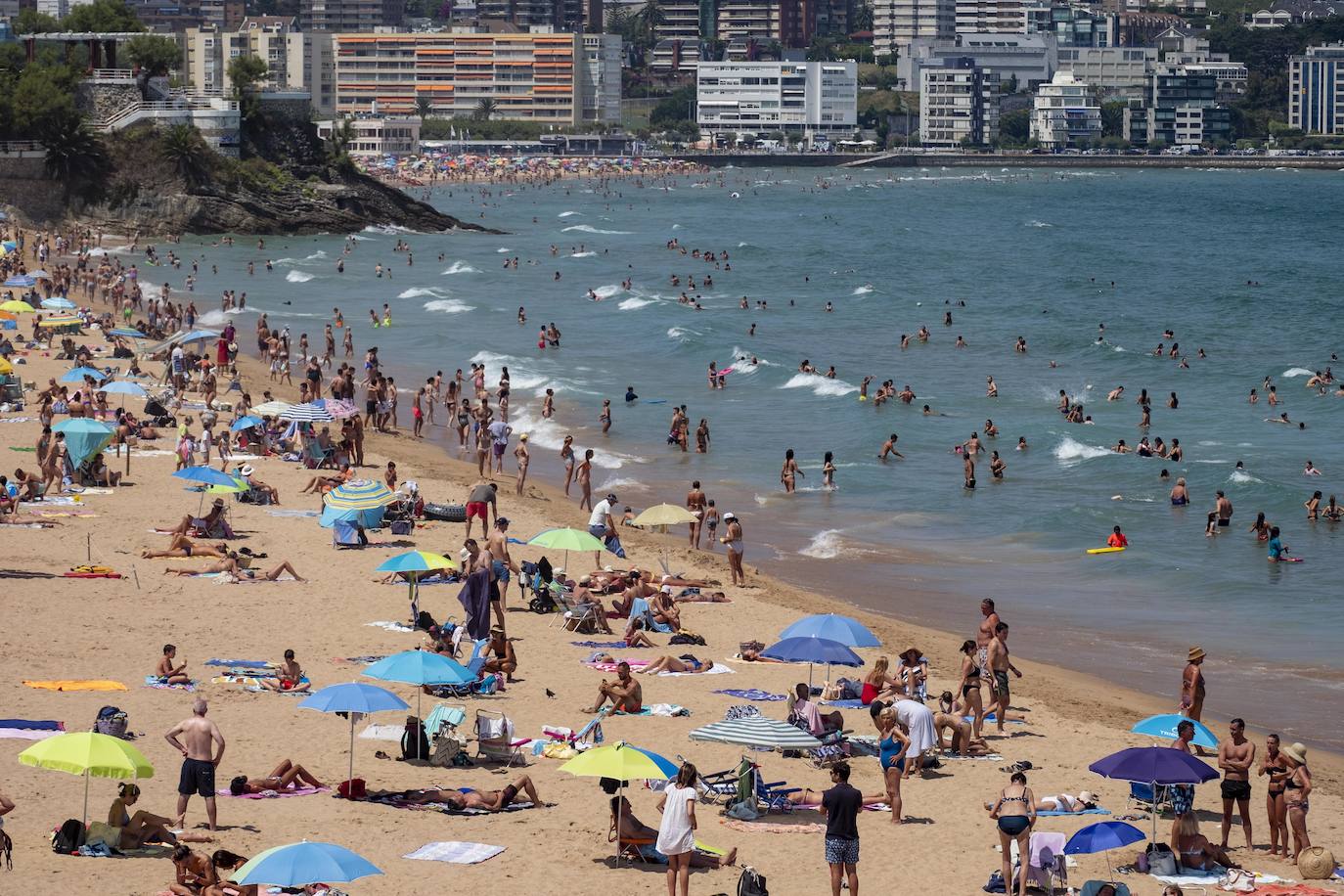 La capital alcanza su récord de calor de este verano con muchos arenales al máximo de ocupación, mientras el sur y el interior de la región sobrepasa los 30 grados 