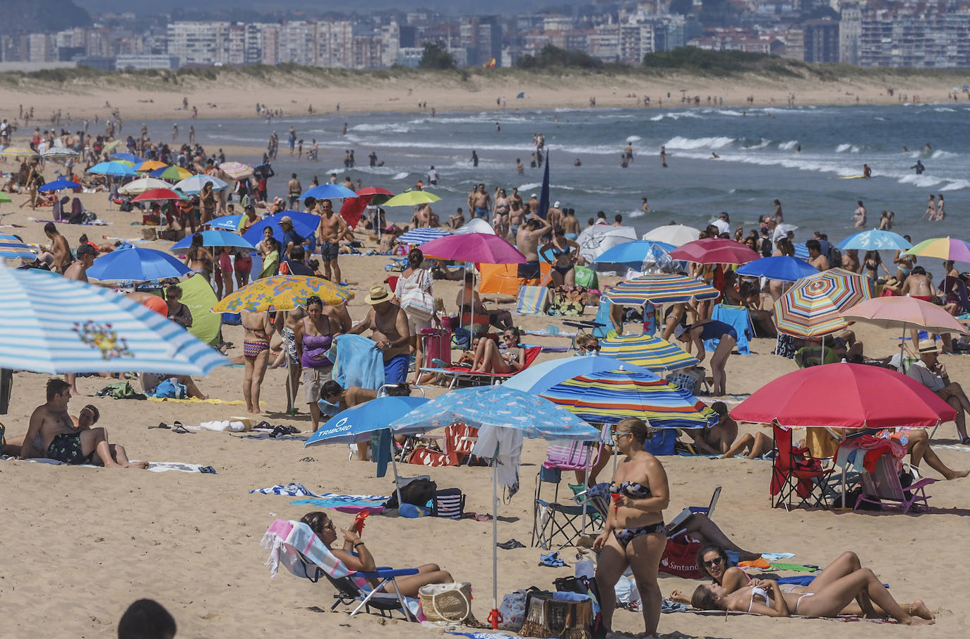 La capital alcanza su récord de calor de este verano con muchos arenales al máximo de ocupación, mientras el sur y el interior de la región sobrepasa los 30 grados 