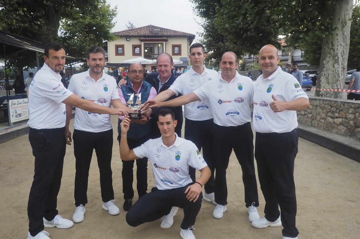 La plantilla de Peñacastillo posa con su presidente, Nel González, y Alfonso Fernández -tercero por la izquierda-, uno de los patrocinadores de la peña, tras ganar la Supercopa. 