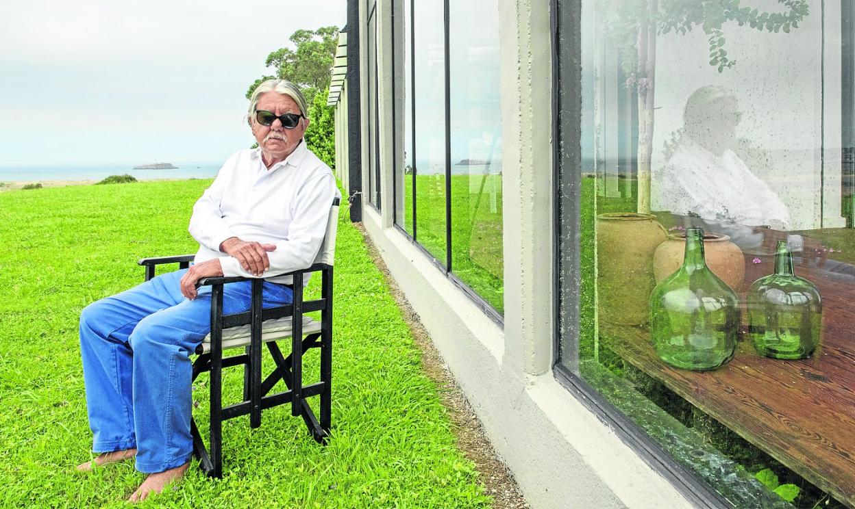 Jerónimo Junquera, en su casa de Somo, mirando a la ría de Cubas. 