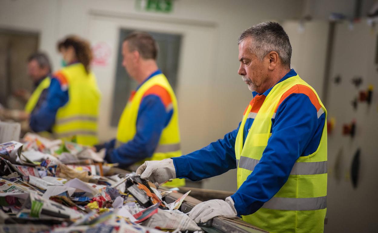 En Saema se seleccionan los envases procedentes de los contenedores amarillos. 