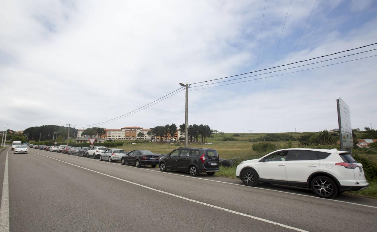 Los coches formaban ayer la fila en la carretera, antes de llegar a la rotonda de acceso al hospital de Liencres. 