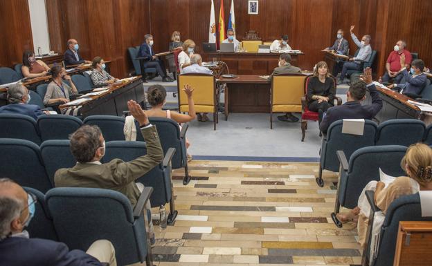 Imagen principal - El Pleno de Santander urge a Costas a rellenar las playas, retirar los espigones y mantener el Rema