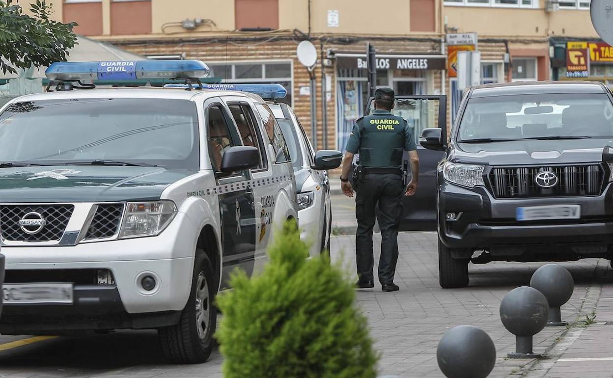 Los agentes de la Benemérita, esta mañana, en medio de la operación en Santiago de Cartes. 