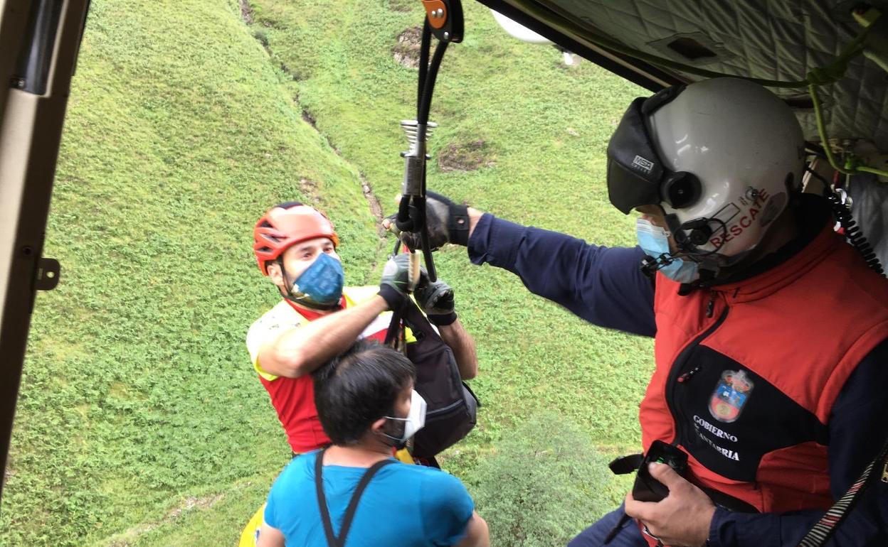 El helicóptero del Gobierno evacúa a un hombre con una posible fractura en el pie en Vega de Pas
