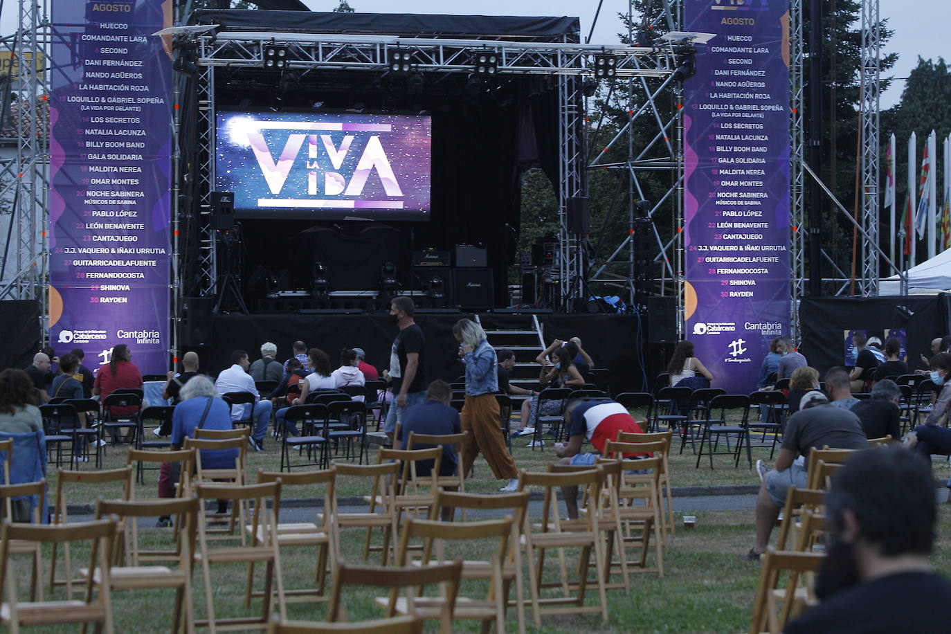 El músico navarro sorprende en el festival 'Viva la vida' con un concierto de treinta y tres canciones y más de dos horas