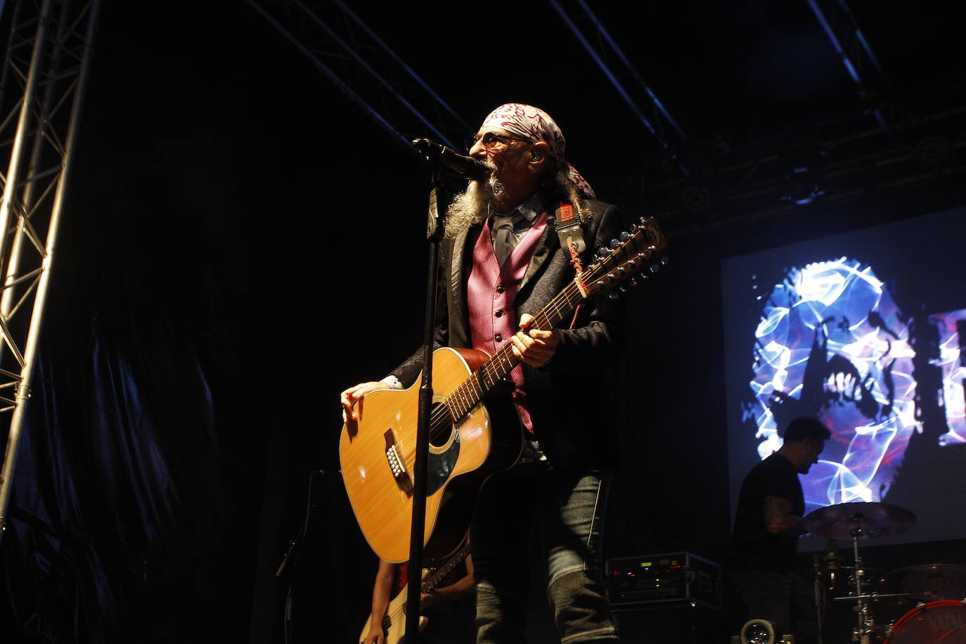 El músico navarro sorprende en el festival 'Viva la vida' con un concierto de treinta y tres canciones y más de dos horas