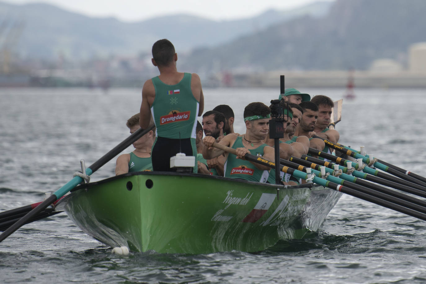 La trainera cántabra no pudo refrendar ante sus aficionados el éxito cosechado el pasado sábado al colarse en la tanda de honor del Nacional y tuvo que conformarse con el cuarto puesto