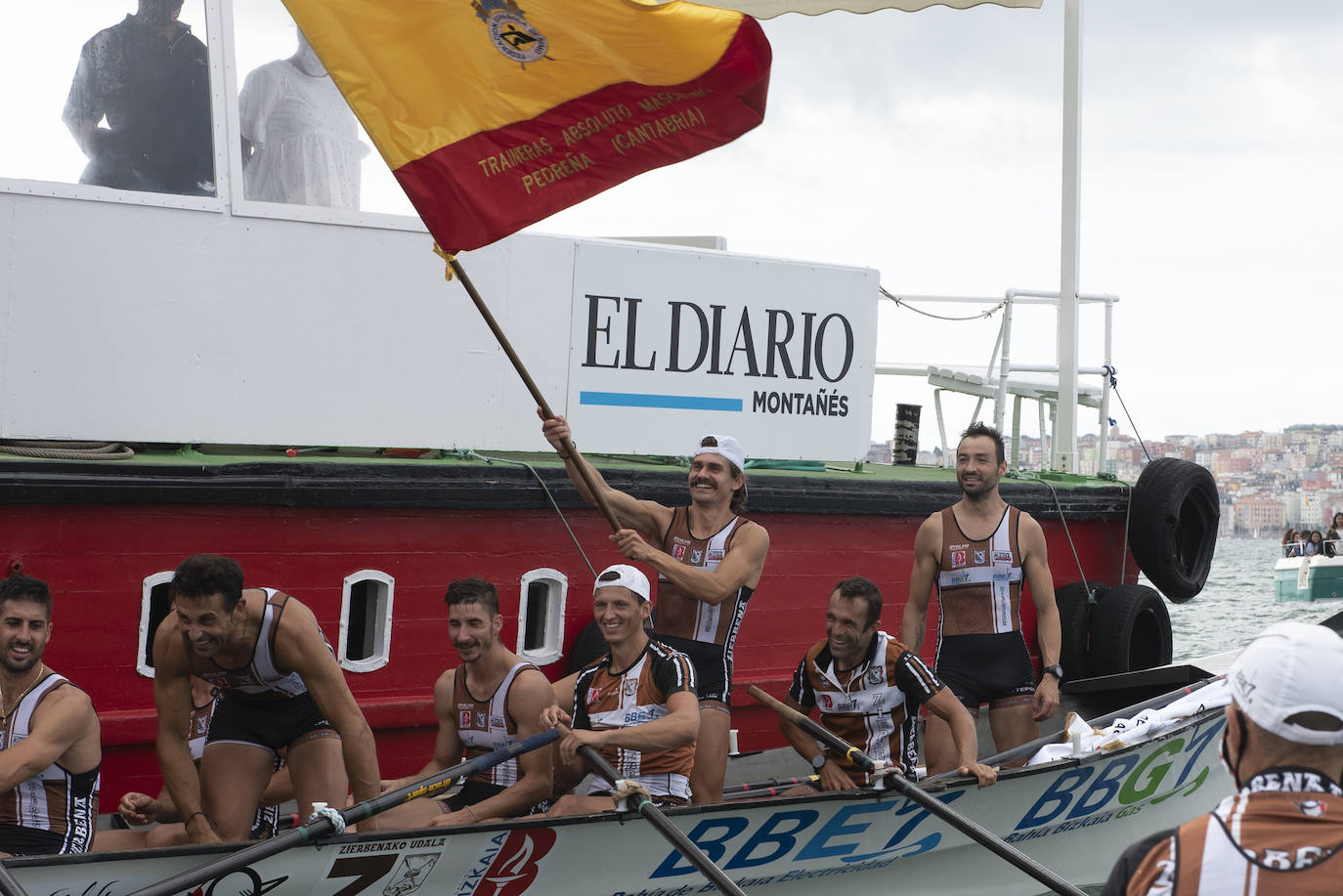 La trainera cántabra no pudo refrendar ante sus aficionados el éxito cosechado el pasado sábado al colarse en la tanda de honor del Nacional y tuvo que conformarse con el cuarto puesto