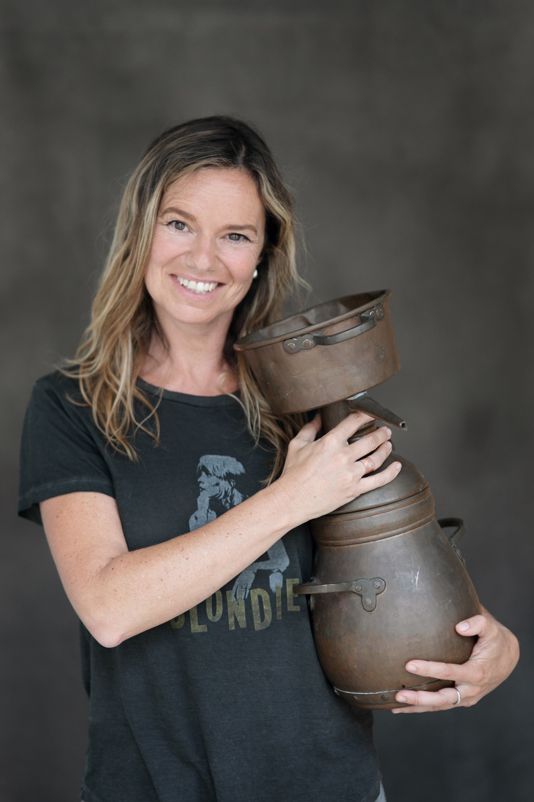 Isabel García, conocida popularmente como 'Orujito', siempre fiel a su sonrisa y la esencia de su producto.