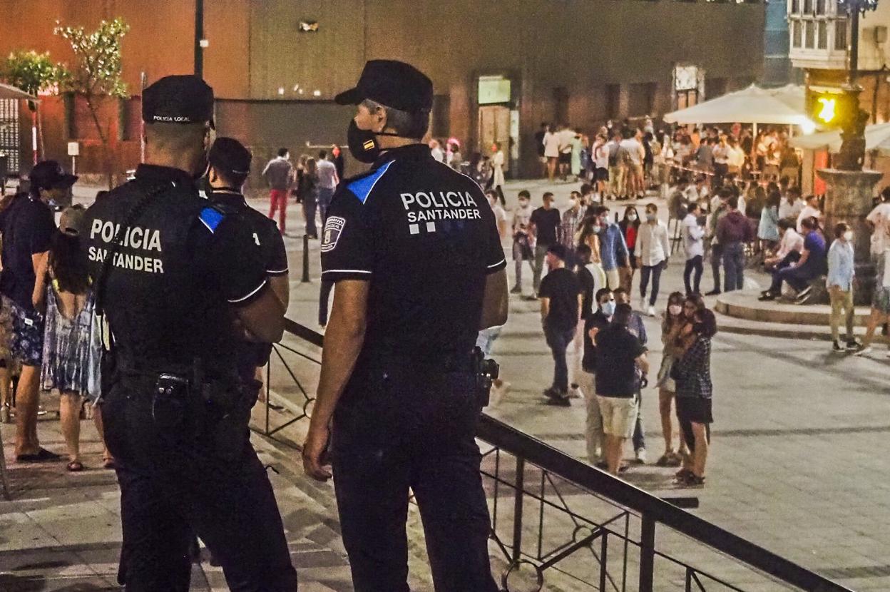 La Policía Local de Santander vigila la Plaza Cañadío durante el primer fin de semana con límite de horario para el ocio nocturno