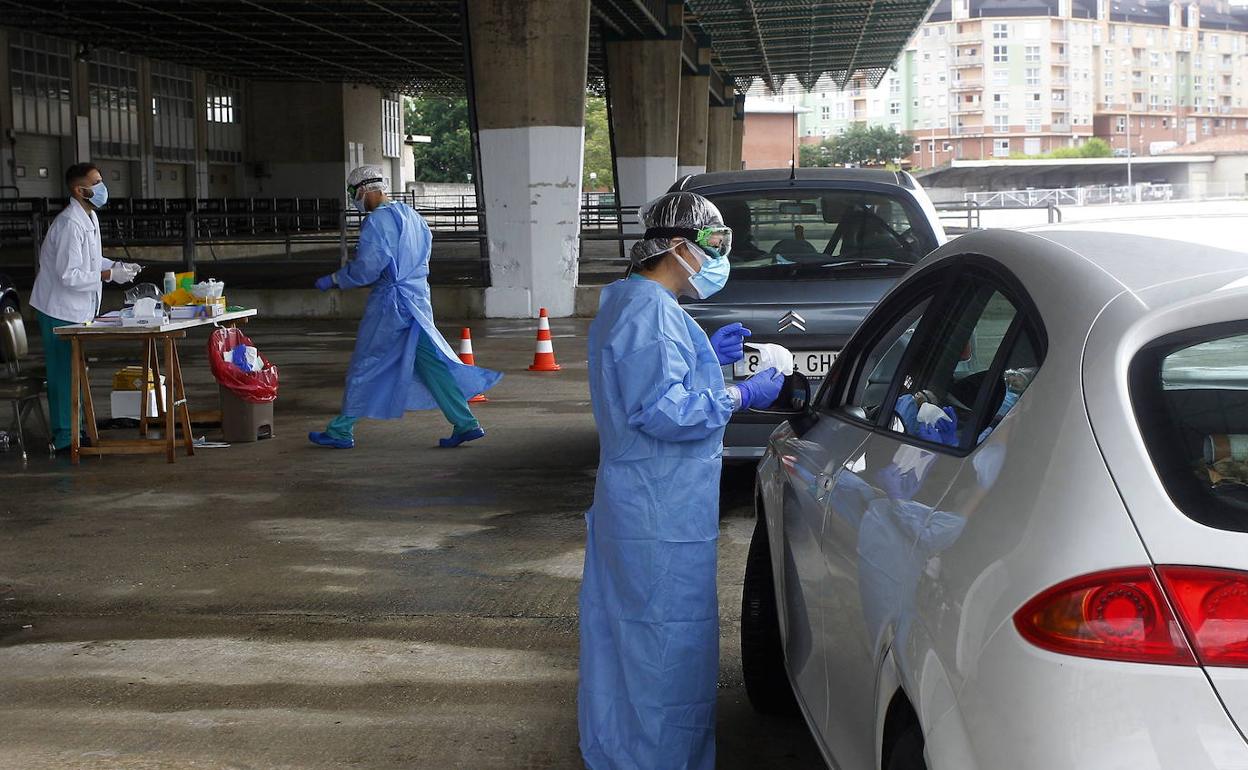 Los sanitarios hacen pruebas en uno de los 'coroautos' que se han instalado en la región