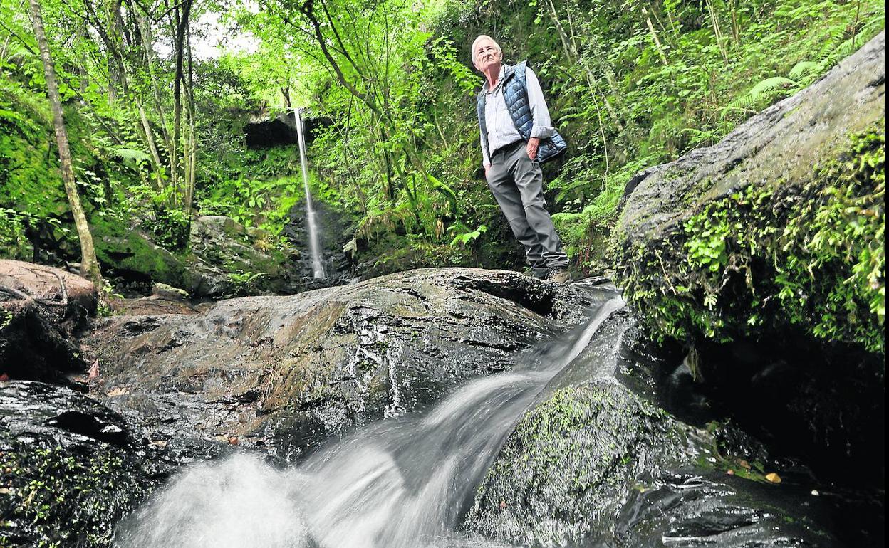 Francisco Terán posa en las cascadas de Lamiña, uno de los lugares más bellos del municipio.