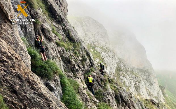 Imagen de los agentes del Greim llegando a los senderistas desorientados.