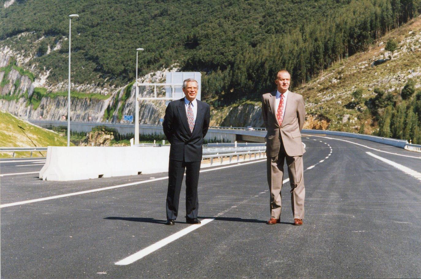 En 1995, Juan Carlos I asistió a la inauguración de la Autovía del Cantábrico. En la imagen, junto al entonces ministro José Borrell. 