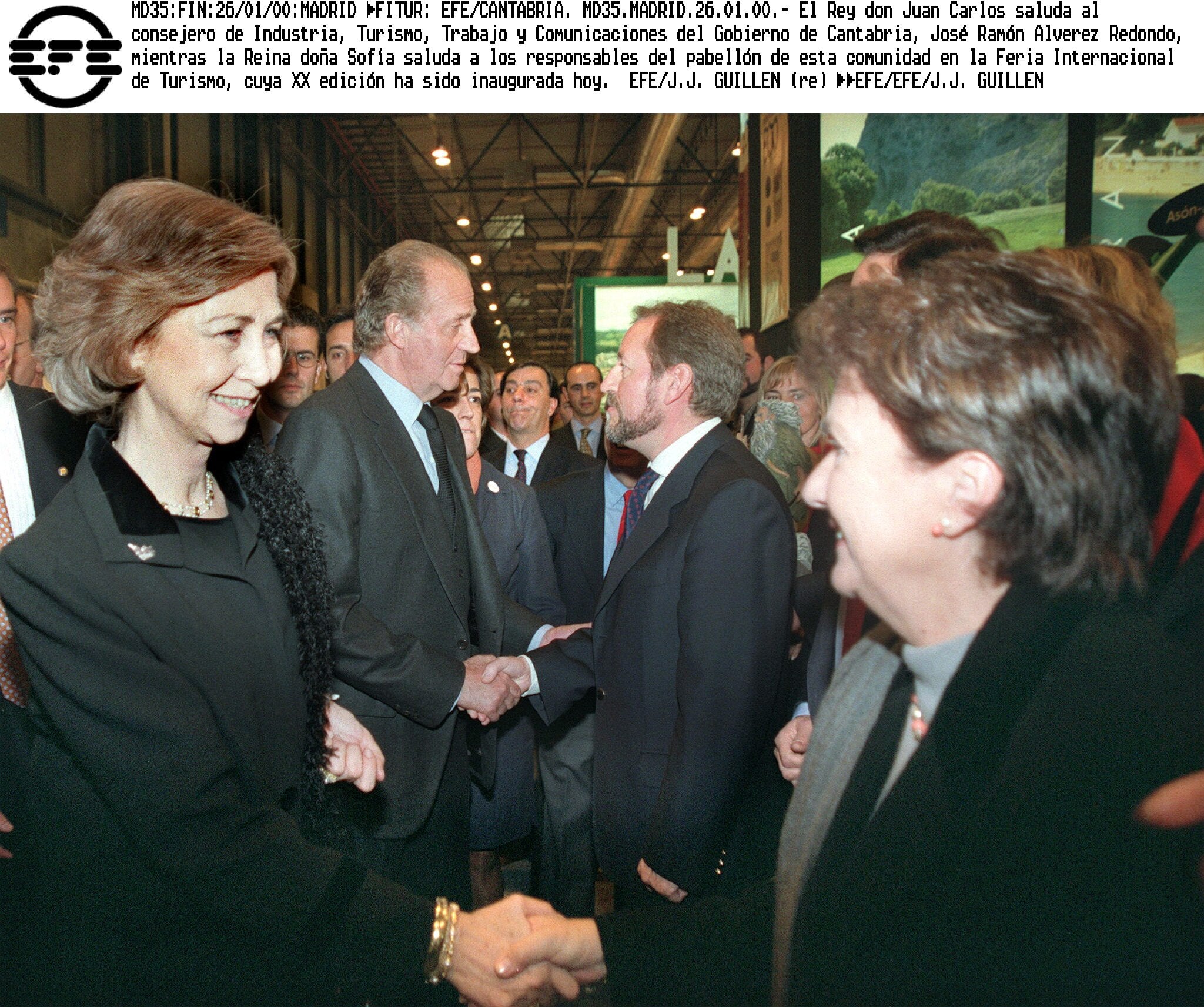 Imagen del año 2000 cuando el Rey don Juan Carlos y doña Sofía visitaron el stand de Cantabria en Fitur. Allí saludaron al consejero de Industria, Turismo, Trabajo y Comunicaciones del Gobierno de Cantabria, José Ramón Alverez Redondo, y los responsables del pabellón.