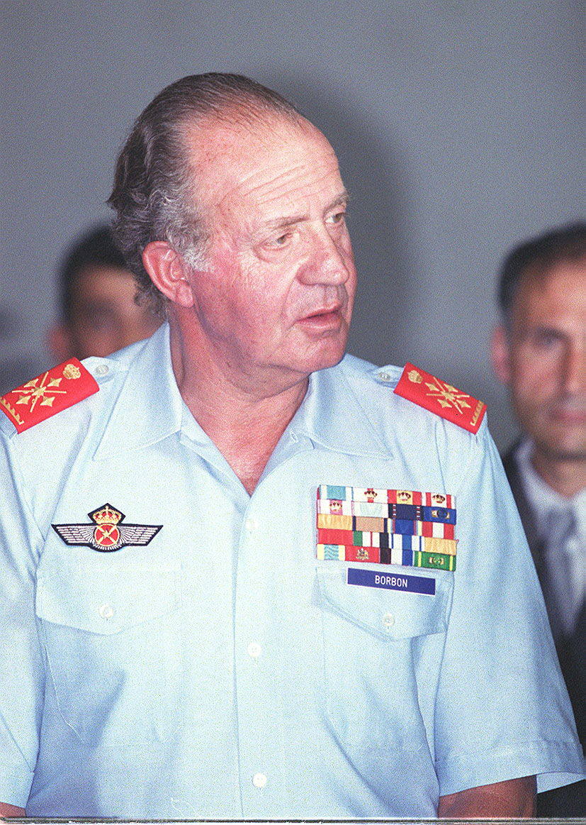 El Rey don Juan Carlos en 2001 posando en las instalaciones del Escuadrón de Vigilancia Aérea, EVA, número 12, en el Picón del Fraile, donde está instalado el radar RAT-31 SLT con un alcande de 470 kilómetros.