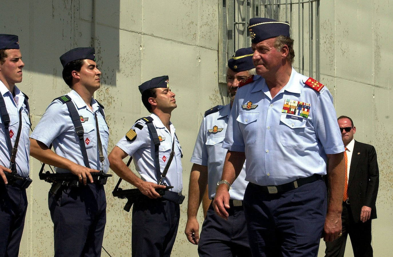 Imagen de 2001 cuando el entonces Rey Don Juan Carlos pasa revista a la guardia a su llegada al escuadrón de vigilancia aérea numero 12, ubicado entre los términos municipales de Espinosa de los Monteros (Burgos) y Valle de Soba (Cantabria).