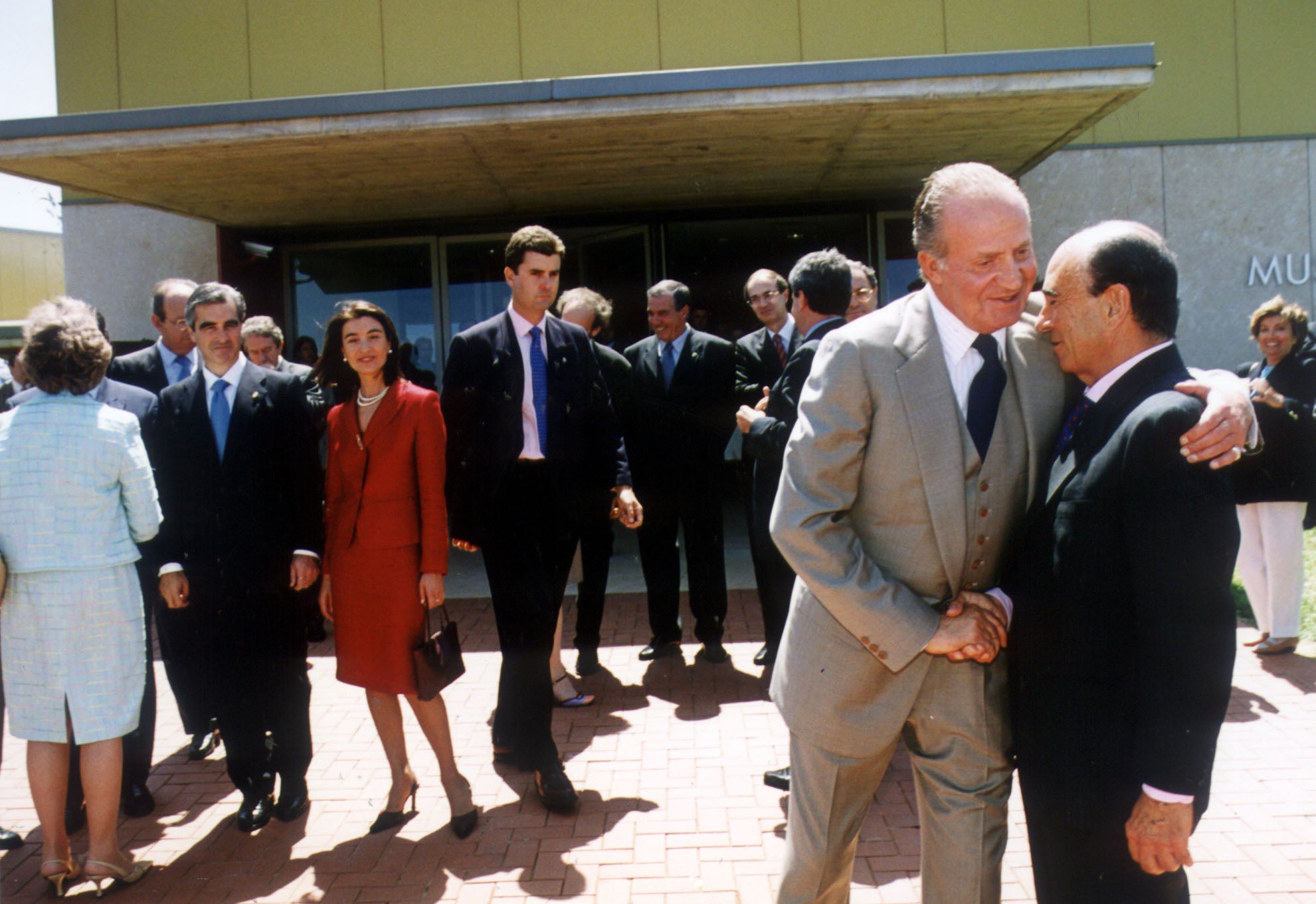 Los Reyes de España, Juan Carlos y Sofía, inauguraron en 2001 el Museo de Altamira. A su salida, el rey abraza a Emilio Botín, en presencia de José Joaquín Martínez Sieso.