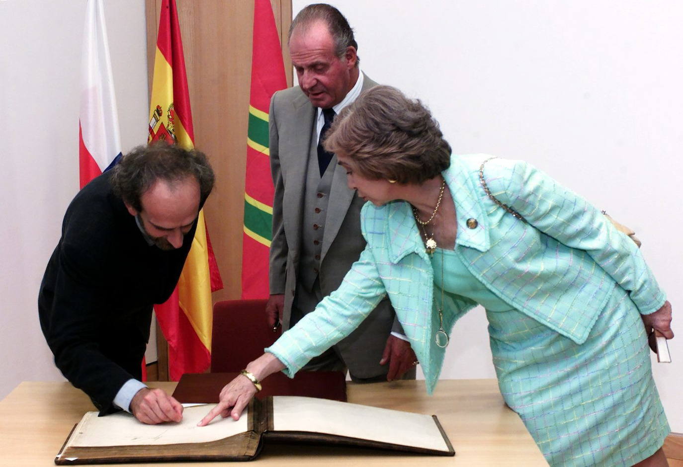 Los Reyes de España, Juan Carlos y Sofía, durante la inaguración del Museo y Centro Nacional de Investigación Altamira en 2001. En la imagen, la Reina Sofía indica al director del museo, José Antonio Lasheras (dcha), en presencia del Rey Juan Carlos, una antigua dedicatoria en el Libro de Honor.