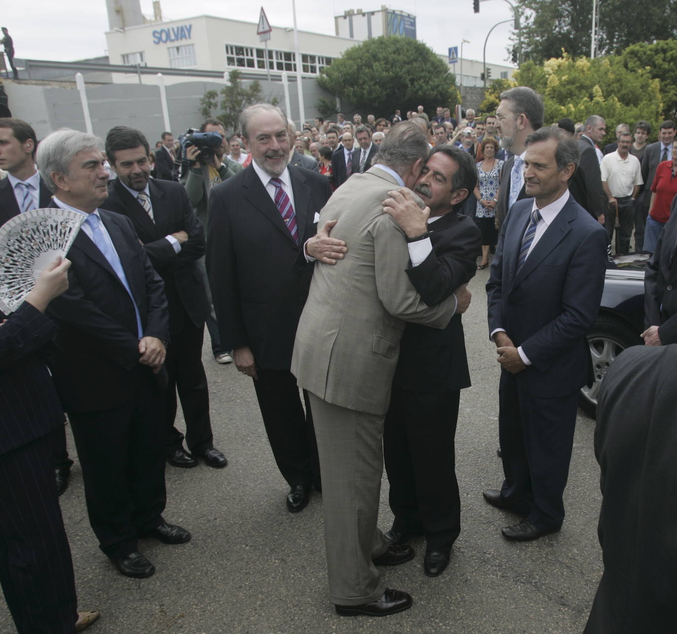 El rey de España, Don Juan Carlos de Borbón, visitó en 2008 la empresa Solvay, en Barreda, con motivo de su centenario. En la imagen, Revilla despide al monarca efusivamente.