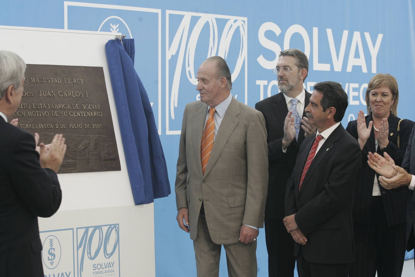 El rey Juan Carlos de Borbón visitó en 2008 la empresa Solvay, en Barreda, con motivo de su centenario.