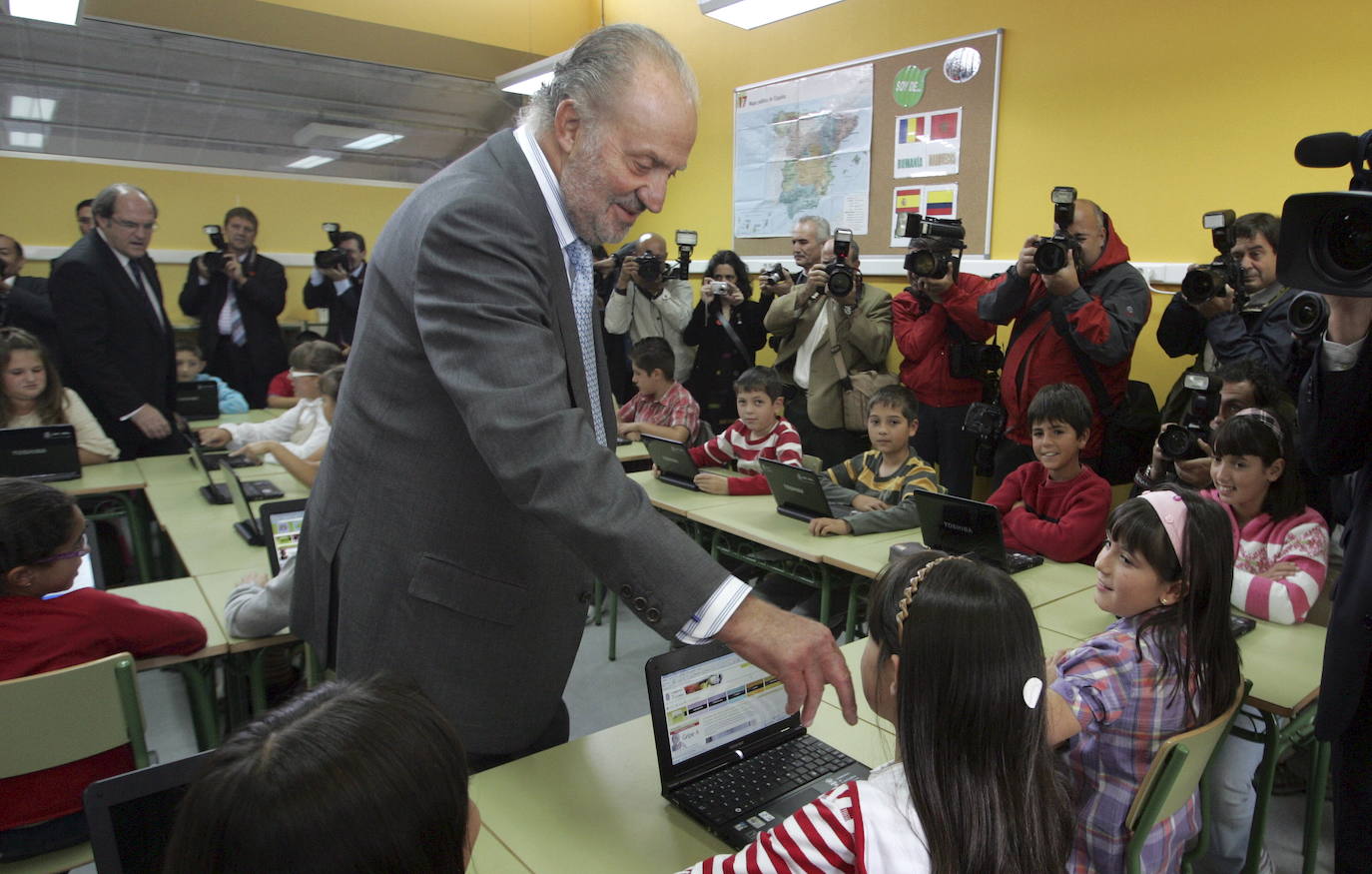 Los Reyes asisten a la inauguración del curso escolar 2009-2010 en el Colegio Público Alto Ebro y el IES Montesclaros, en Reinosa.