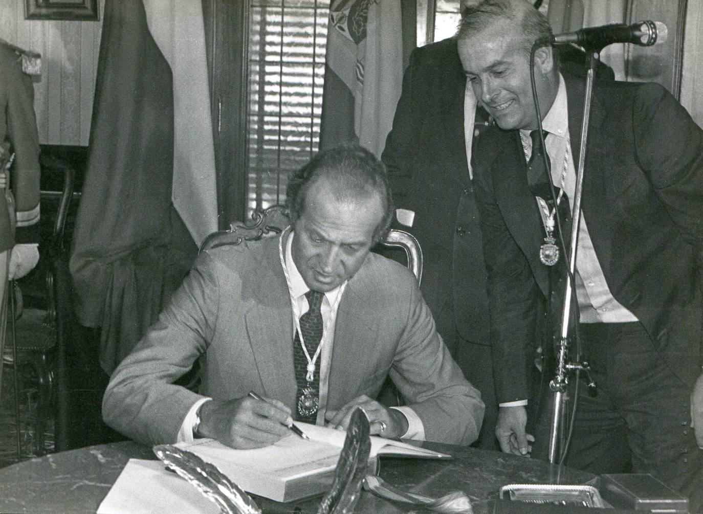 El Rey Juan Carlos I de Borbón y Juan Hormaechea Cazón en el Ayuntamiento de Santander en 1984.