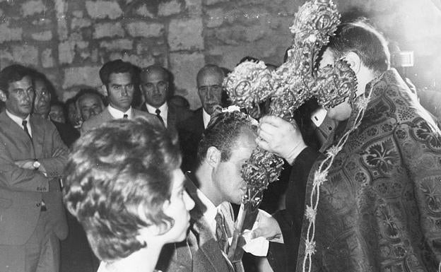 En 1971, los entonces príncipes de España, Juan Carlos y Sofía, besan el Lignum Crucis en el Monasterio de Santo Toribio de Liébana durante su visita a Cantabria.