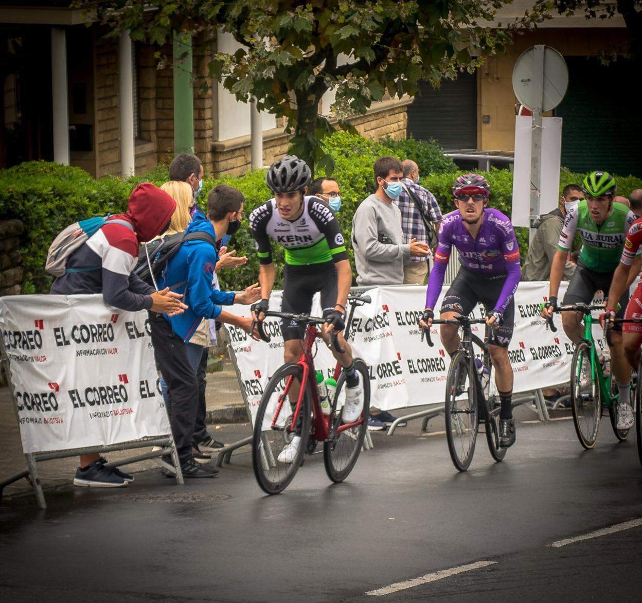 Iván Cobo, delante de Ángel Madrazo, durante la carrera. 