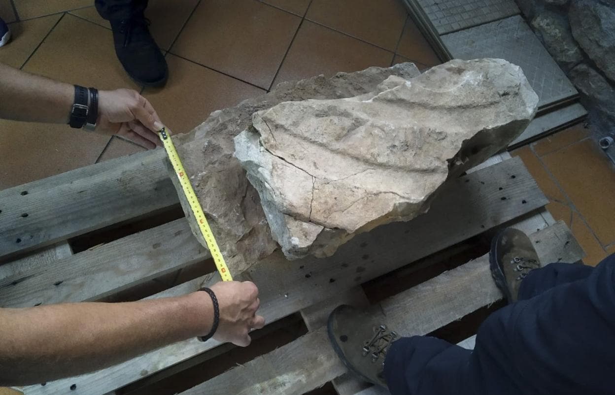 Medición de los fragmentos de la estela discoidea encontrada en el valle de Toranzo. Elena PIÑEIRO