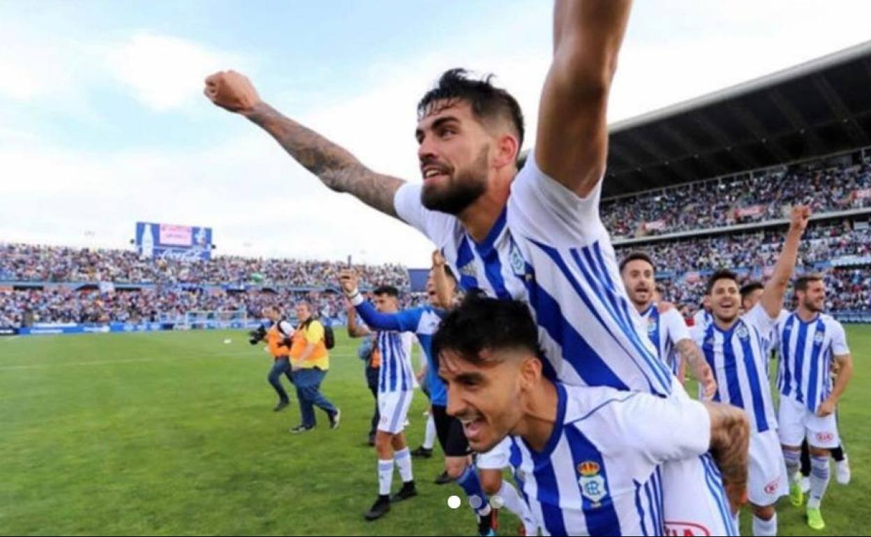 Andrade, de celebración con un compañero en el Recreativo de Huelva.